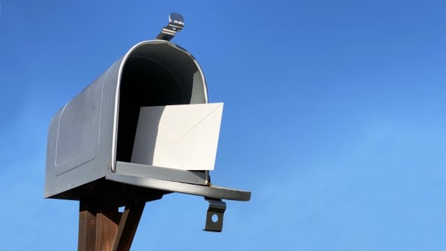 遺品整理で見つけた手紙や郵便物の取り扱いについて